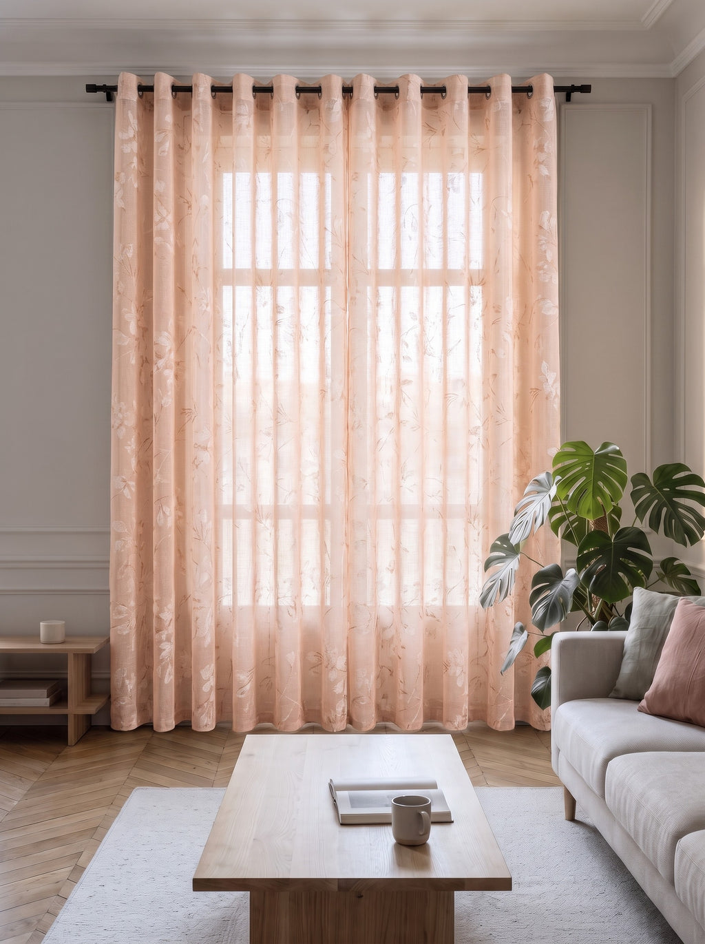Voilage transparent rose à motif feuillage, pans fermés devant la fenêtre d'un salon