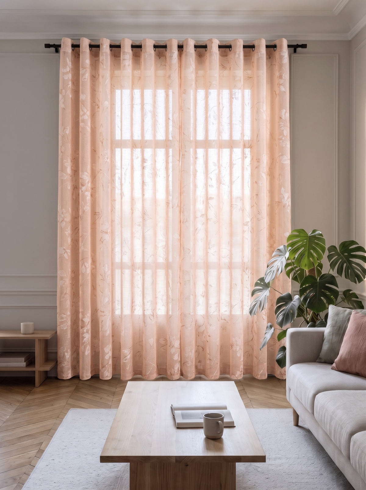Voilage transparent rose à motif feuillage, pans fermés devant la fenêtre d'un salon