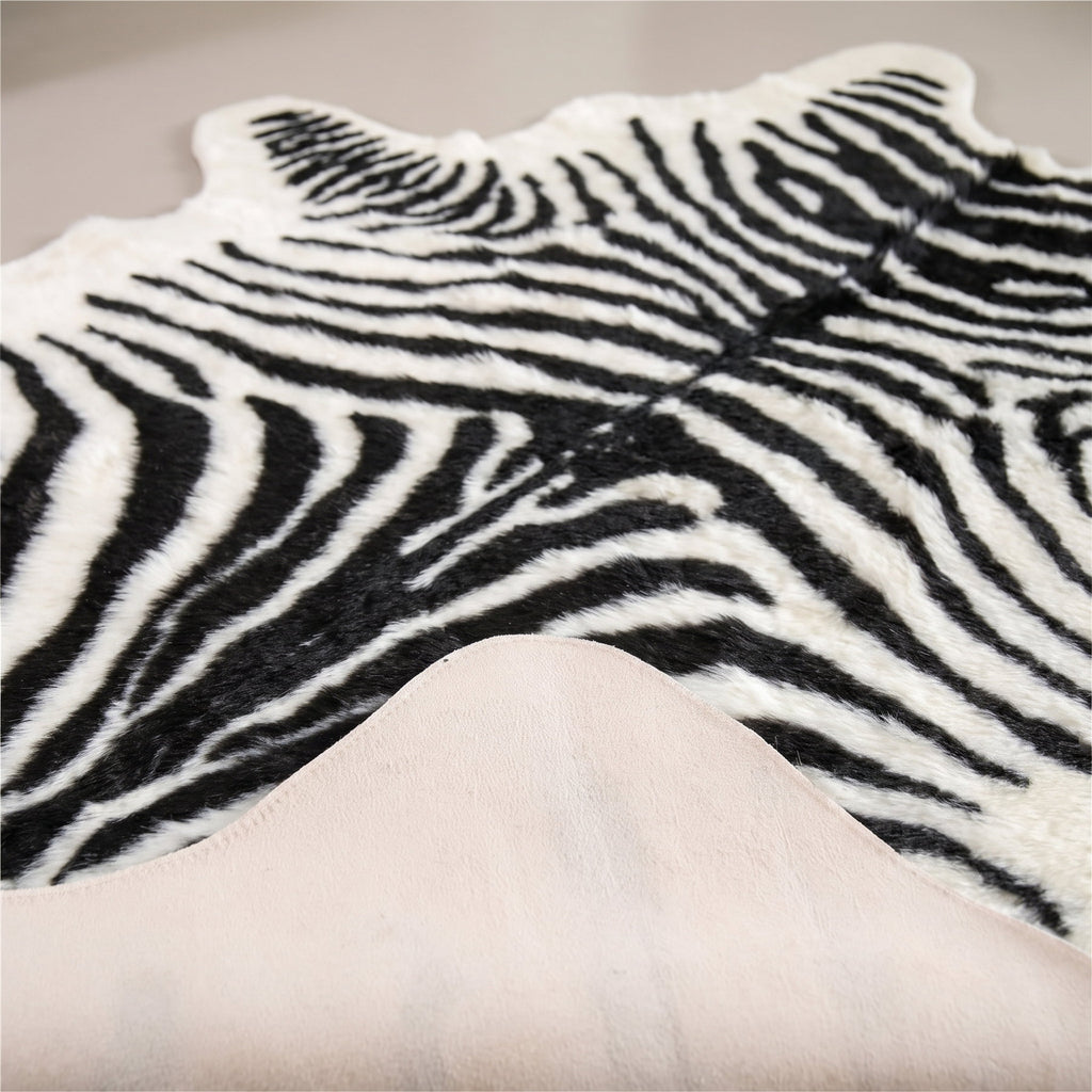 Poil ras du tapis peau de zèbre et son envers beige clair