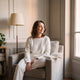 Pyjama femme en velours côtelé blanc crème porté dans le fauteuil du coin lecture