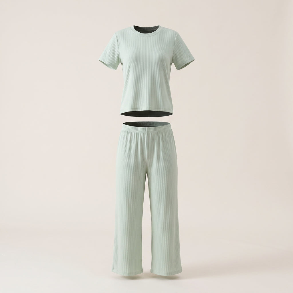 Ensemble pyjama côtelé vert sauge sur mannequin invisible, haut et pantalon vus de face