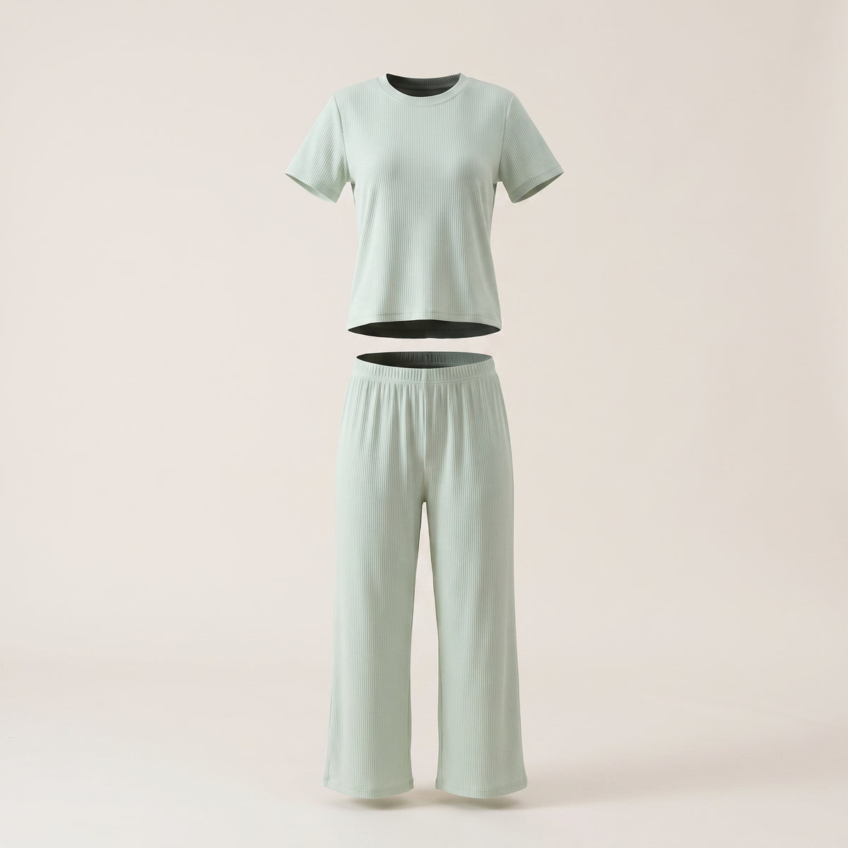 Ensemble pyjama côtelé vert sauge sur mannequin invisible, haut et pantalon vus de face