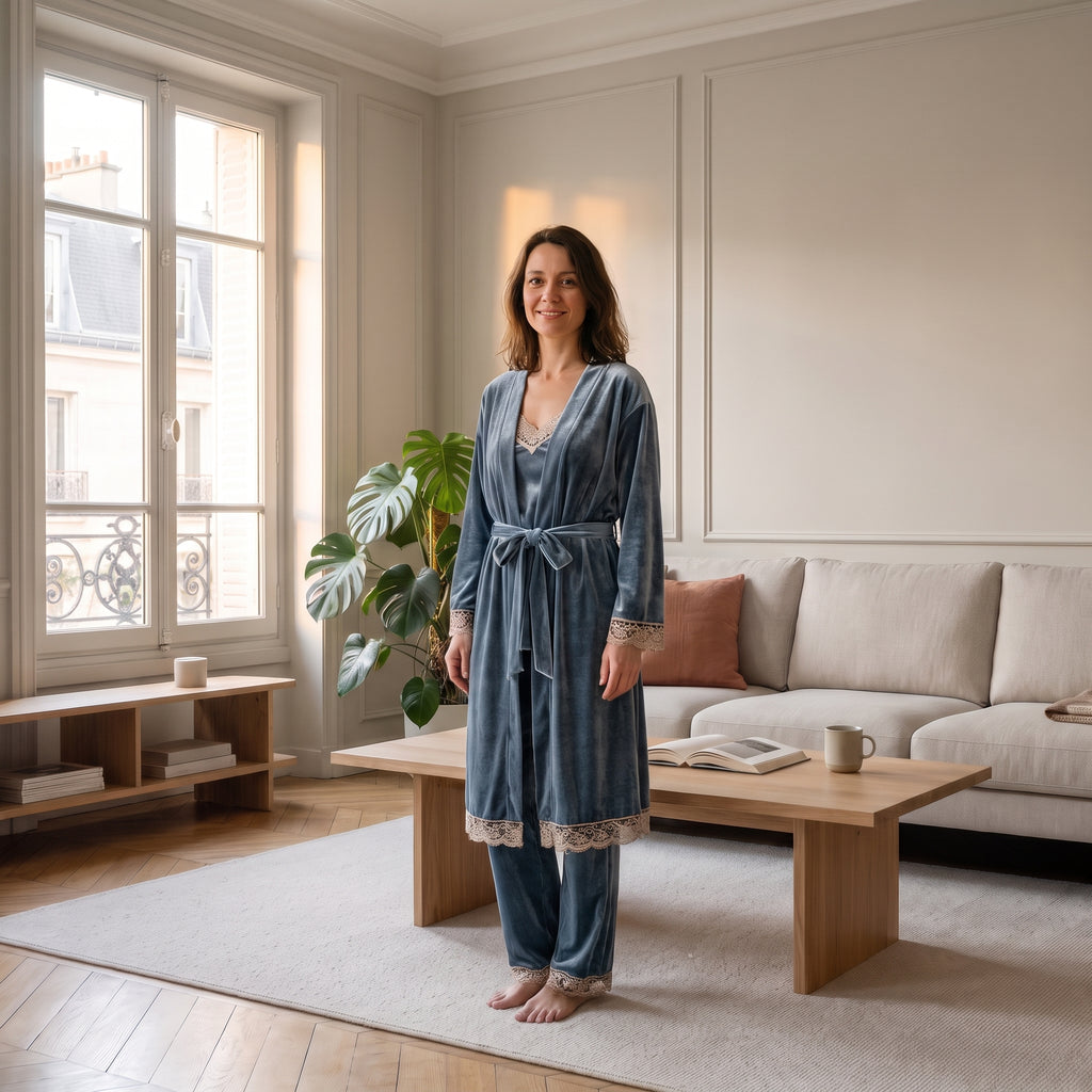 Pyjama en velours femme bleu gris porté dans un salon