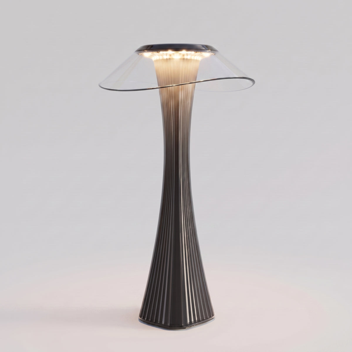 Lampe de table LED sans fil gris fumé allumée, vue entière sur fond neutre