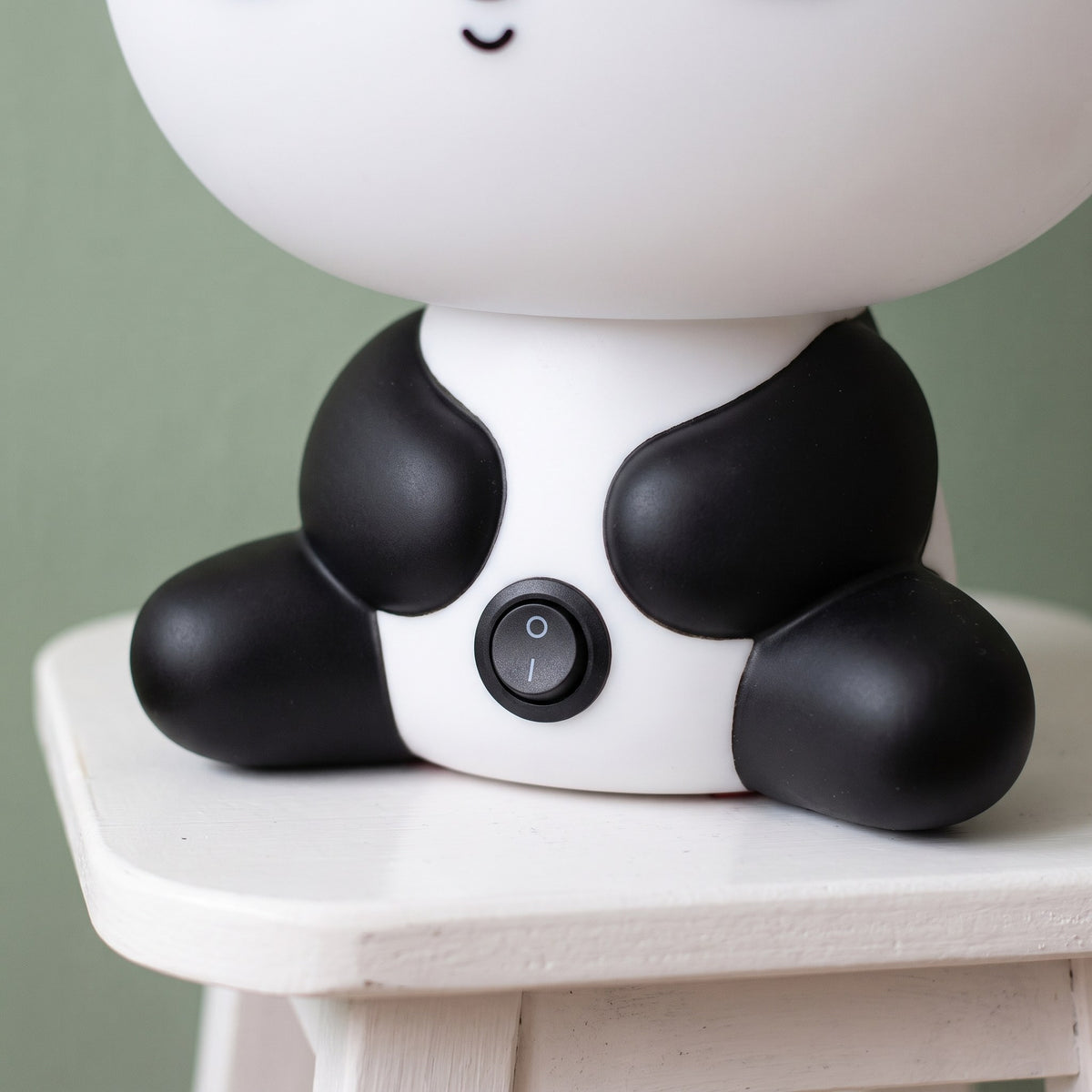Interrupteur rond au milieu du ventre de la veilleuse panda