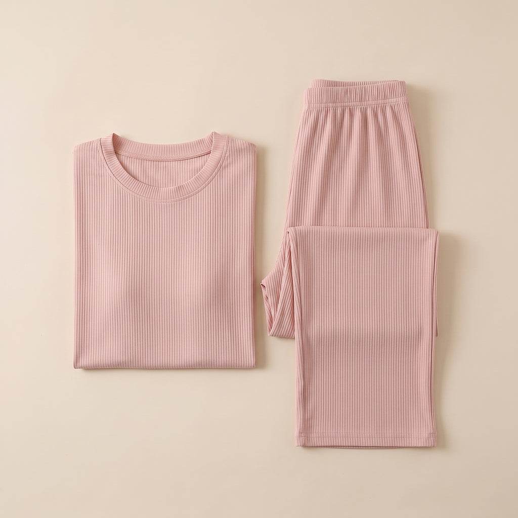 Haut et pantalon du pyjama côtelé rose poudré pliés à plat, vue du dessus
