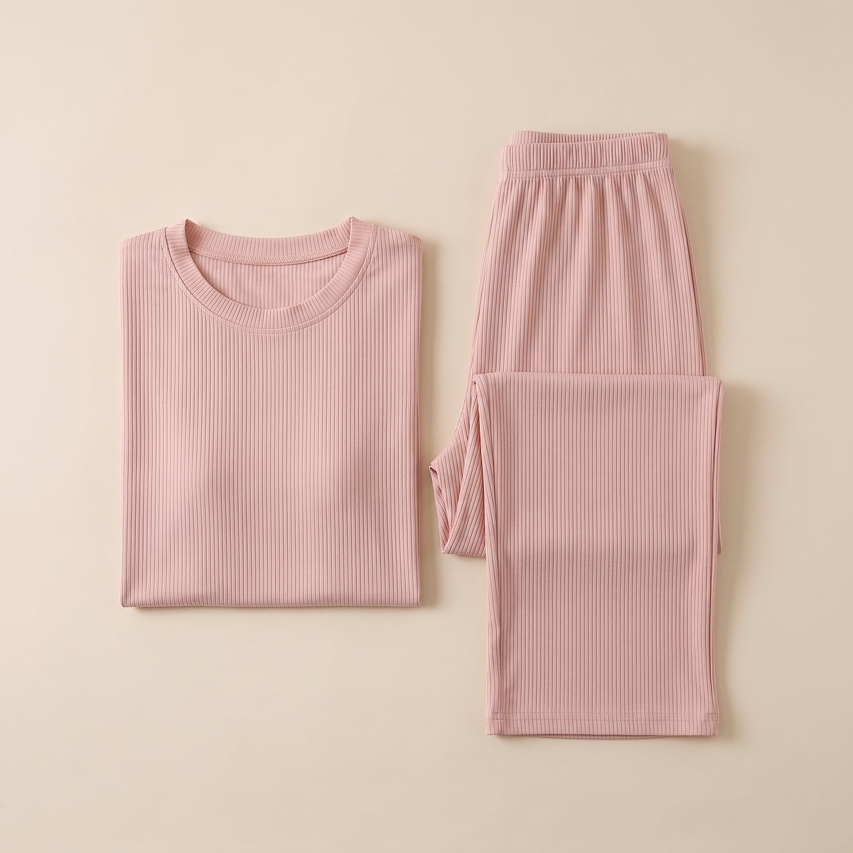 Haut et pantalon du pyjama côtelé rose poudré pliés à plat, vue du dessus