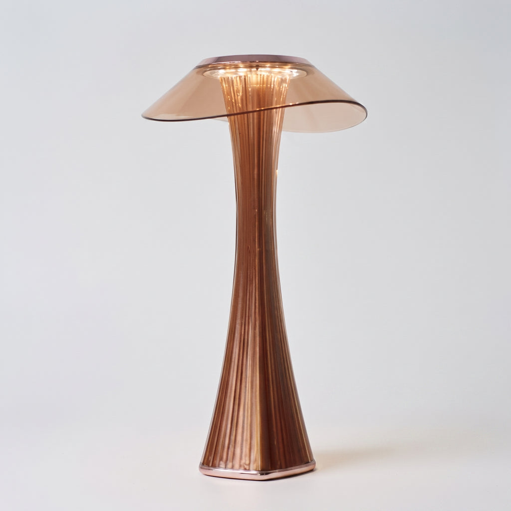 Lampe de table LED sans fil rose doré allumée, vue entière sur fond neutre