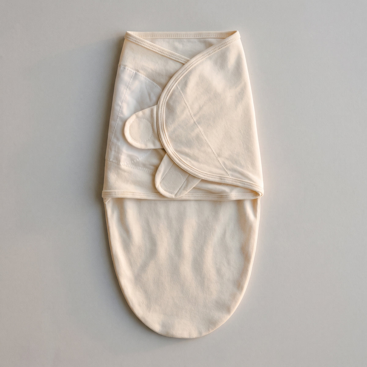 Sac de couchage d'emmaillotage pour bébé en coton, vu de dessus sur fond clair
