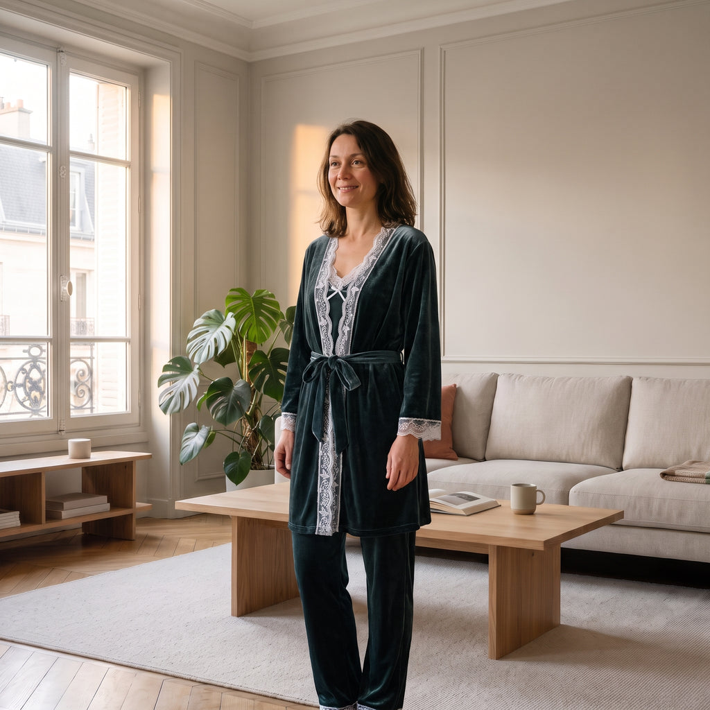 Pyjama en velours femme vert sapin porté dans un salon