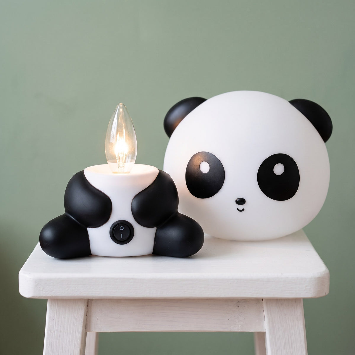 Veilleuse panda tête retirée, son ampoule flamme allumée sur le corps