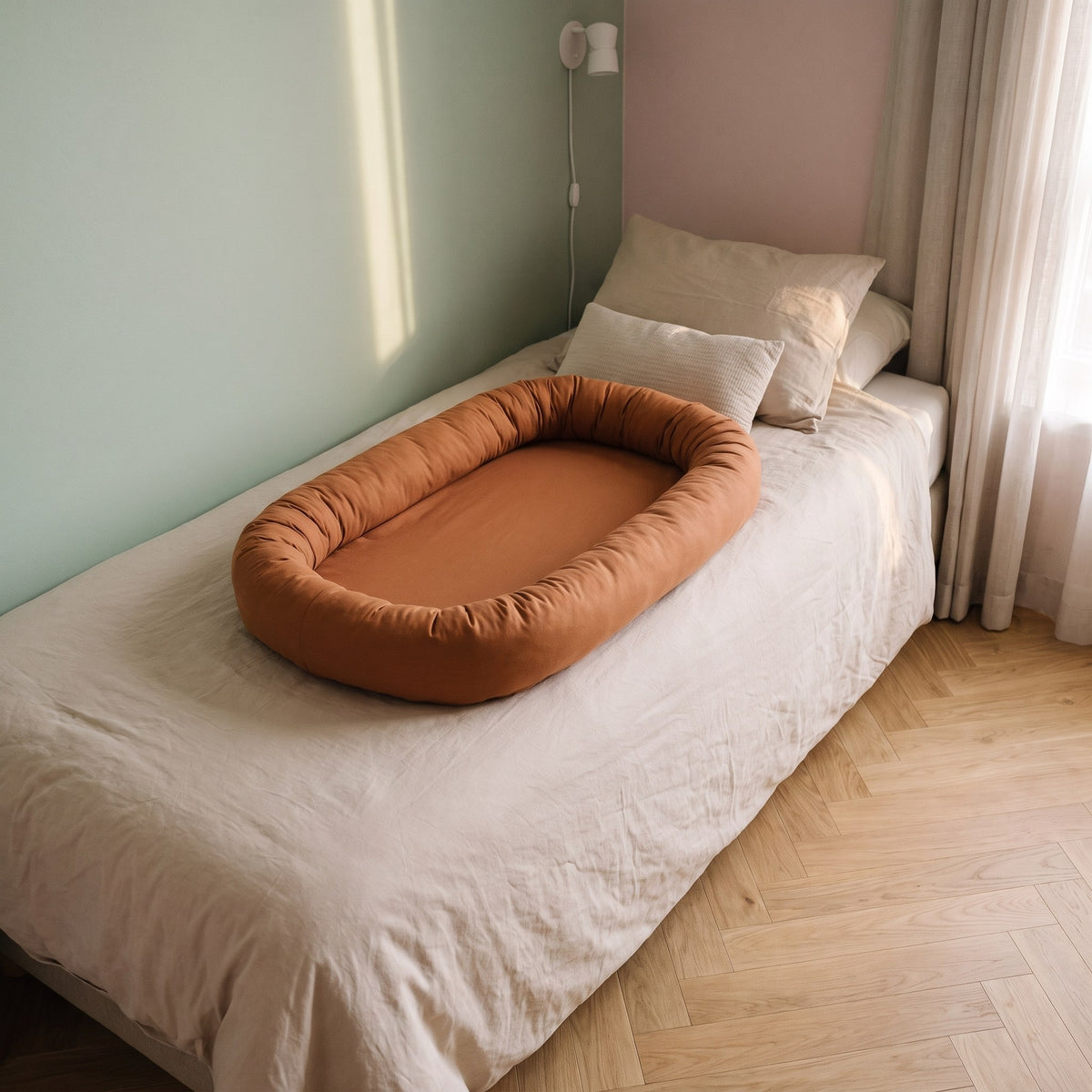 Couffin bébé en coton posé sur le lit, coloris caramel