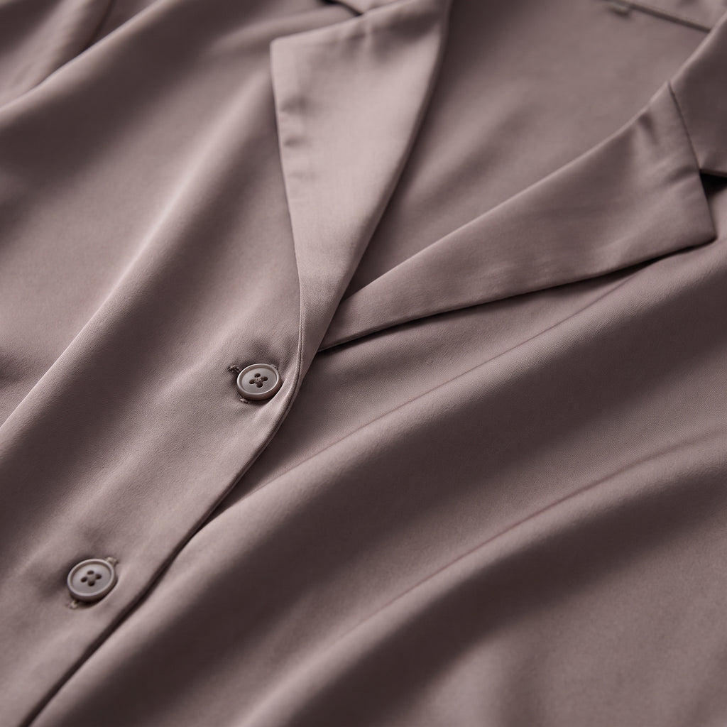 Col et boutons de la chemise en satin, tombé du tissu vu de près
