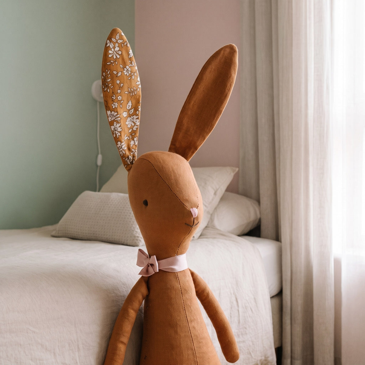 Oreille fleurie, nœud de ruban et couture du doudou lapin marron