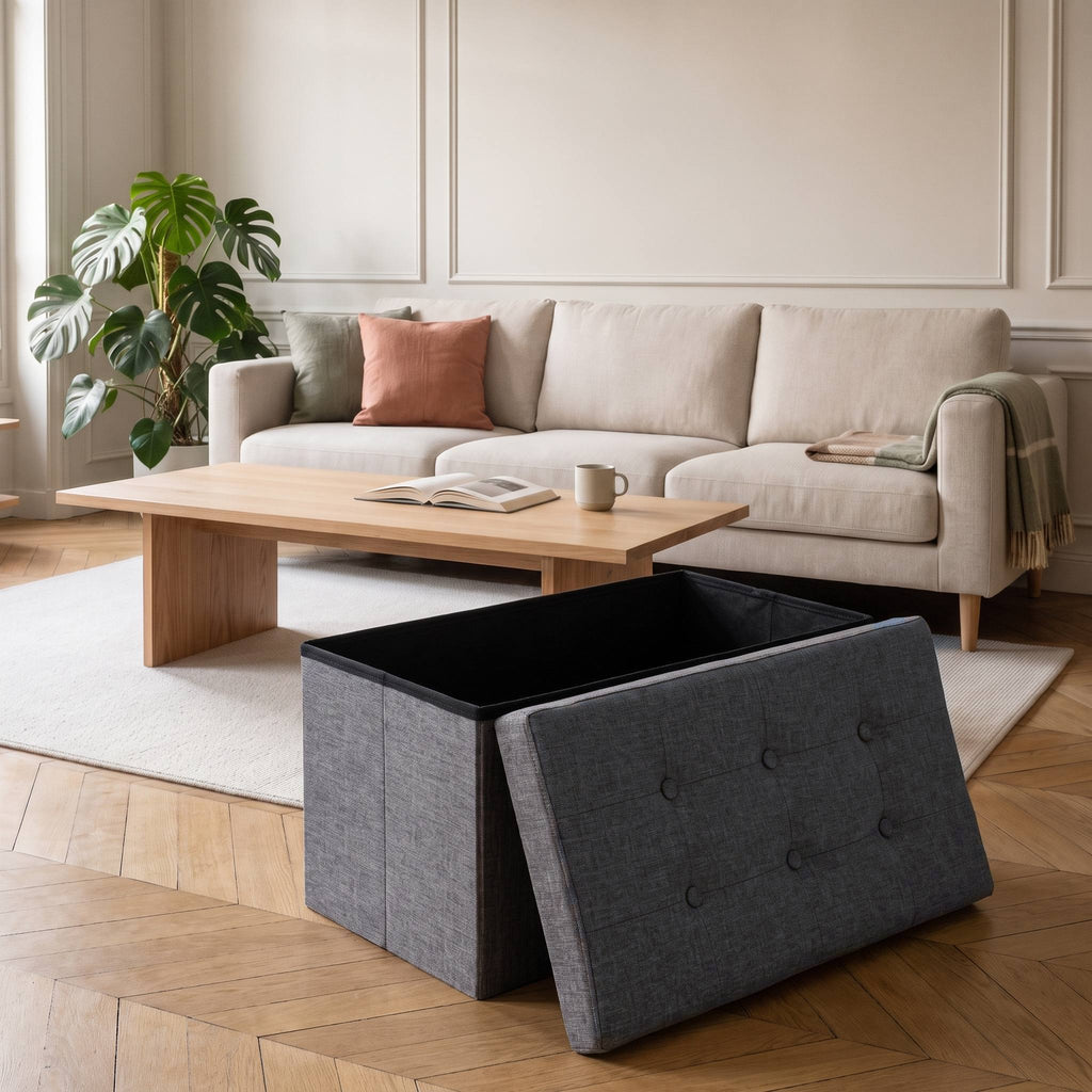 Couvercle retiré du tabouret coffre, caisse de rangement ouverte et intérieur noir