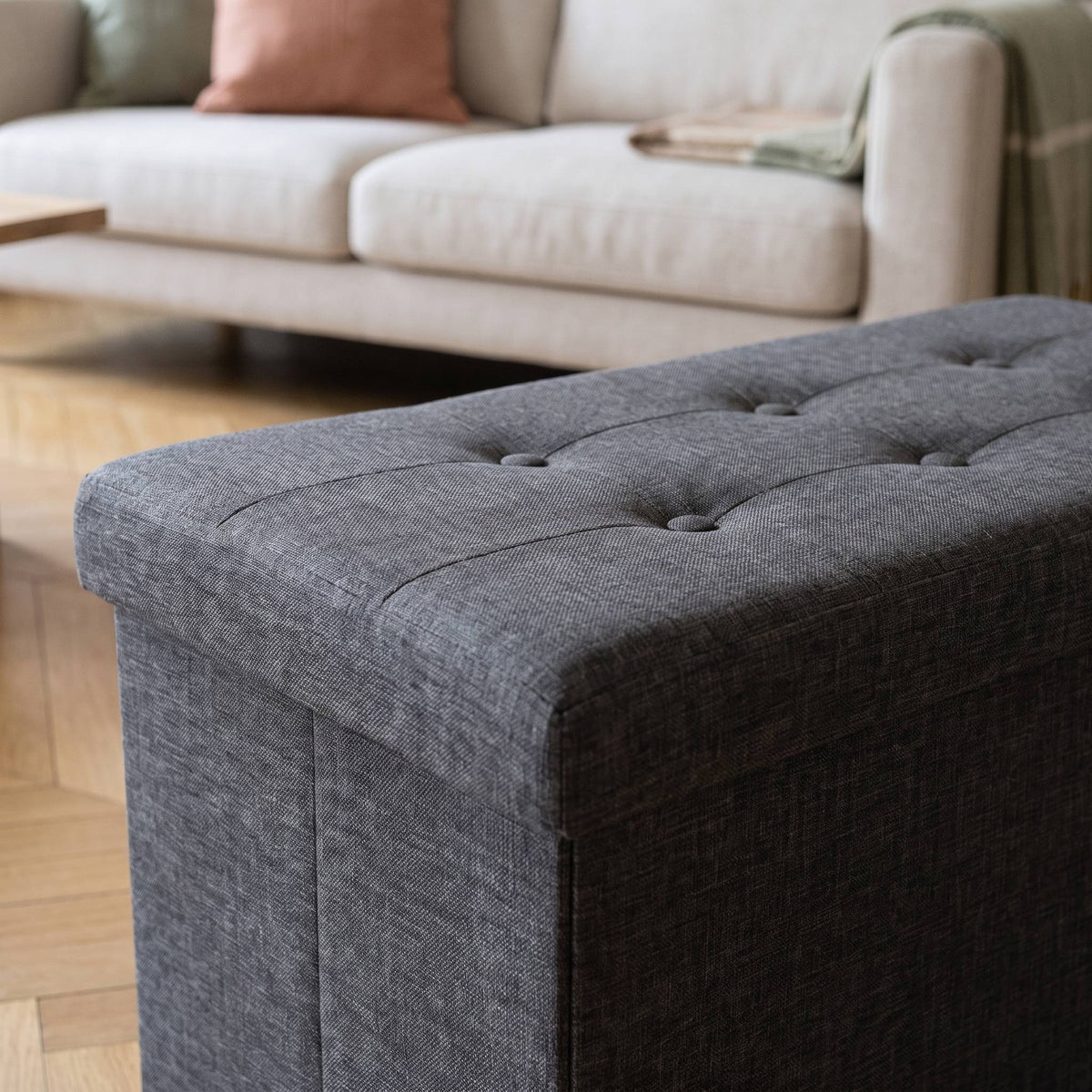 Angle du couvercle capitonné du tabouret coffre et tissage aspect lin gris