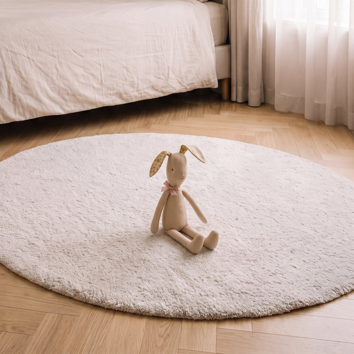 Doudou lapin beige assis sur le tapis rond, échelle réelle