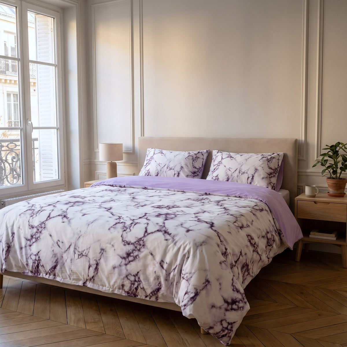 Housse de couette marbrée violette vue depuis le pied du lit, rabat sur l'envers uni lilas