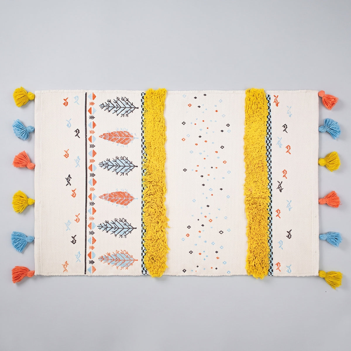 Petit tapis coloré en coton vu du dessus, entier avec ses pompons