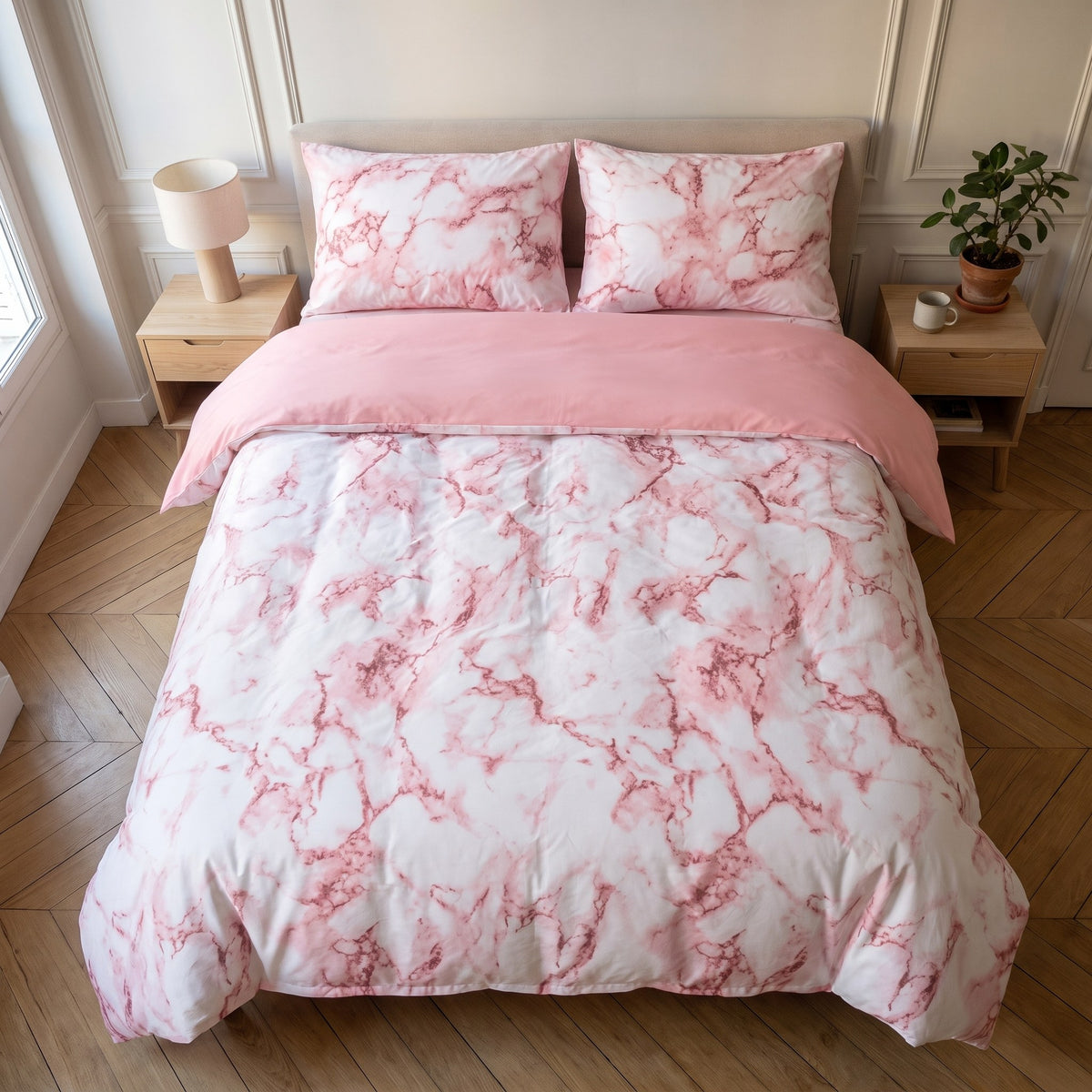 Parure de lit marbrée rose vue du dessus, housse de couette et taies d'oreiller assorties