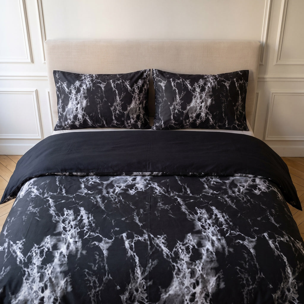 Tête de lit habillée de la housse de couette marbrée noire et de ses taies assorties