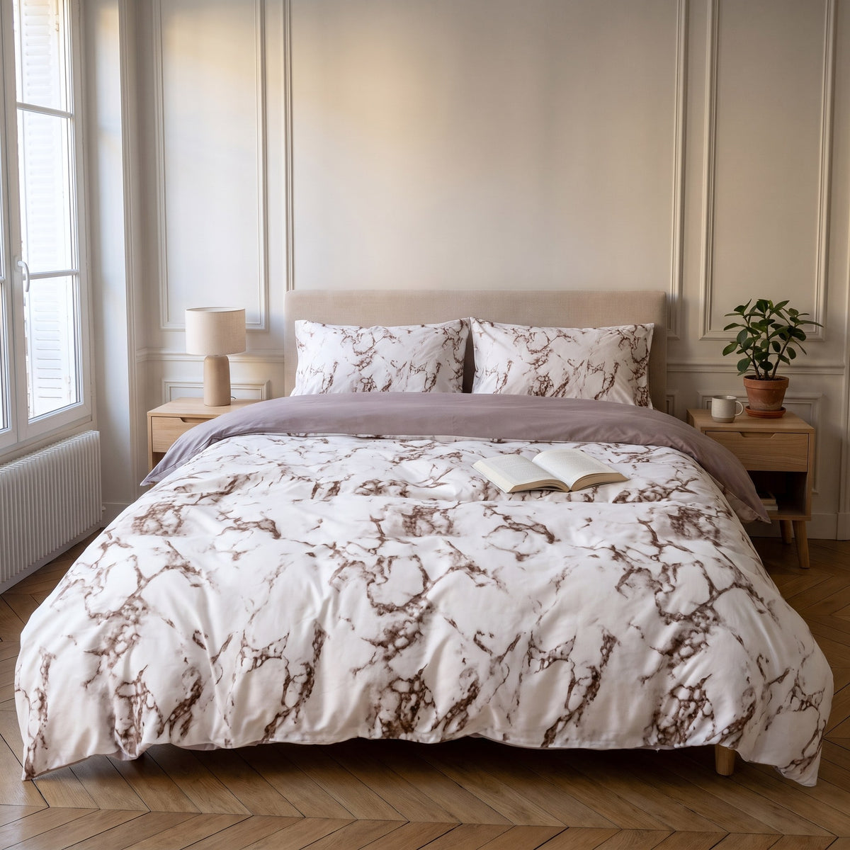 Housse de couette marbrée marron dans une chambre claire, rabat sur l'envers uni mauve
