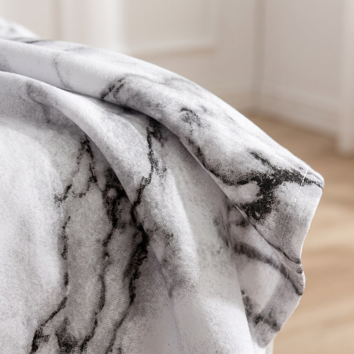 Détail du tissu de la housse de couette marbrée, veines et grain de l'impression