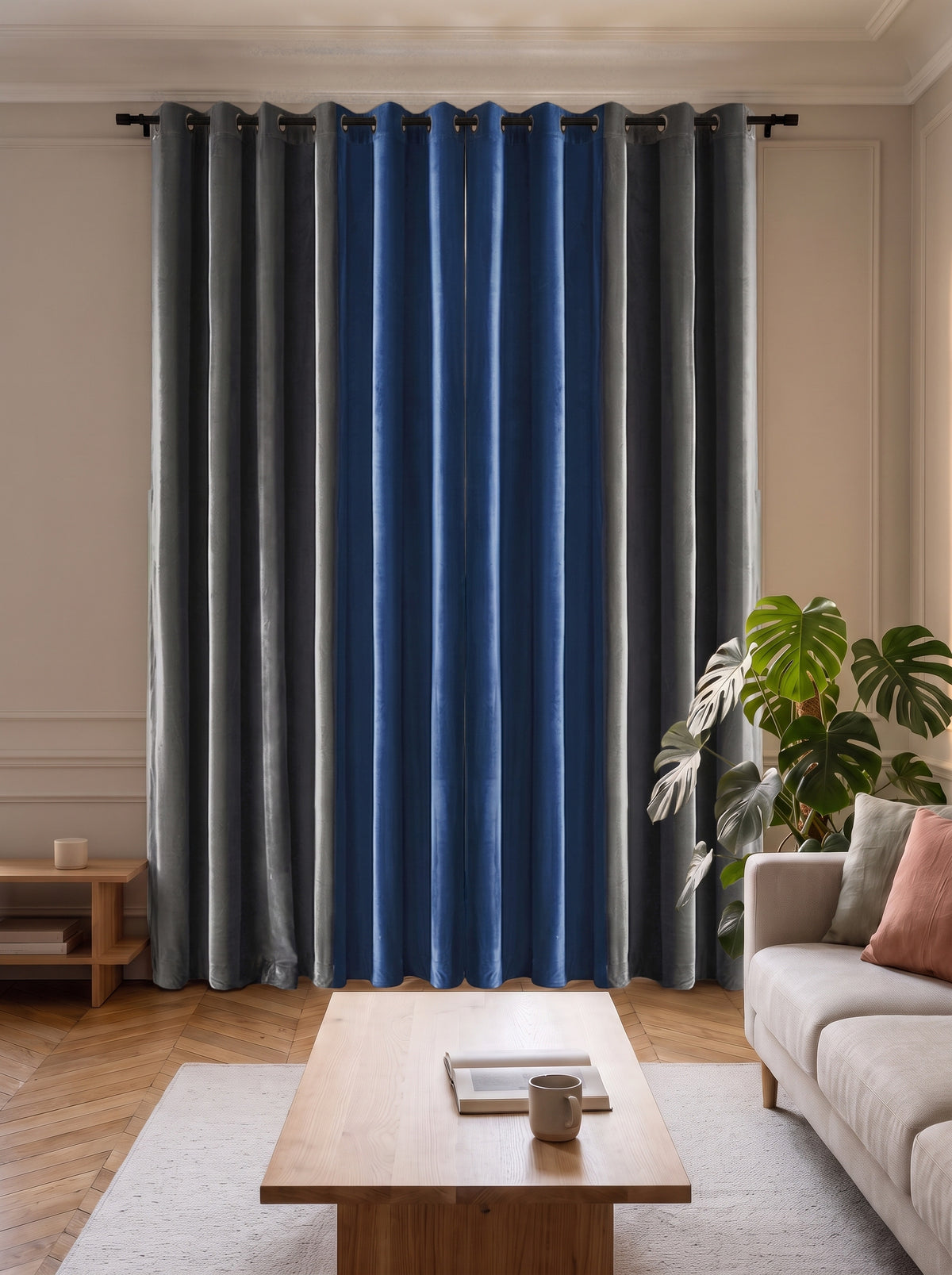 Coloris gris et bleu roi : deux pans de velours tirés devant la fenêtre du salon, de la tringle jusqu’au parquet