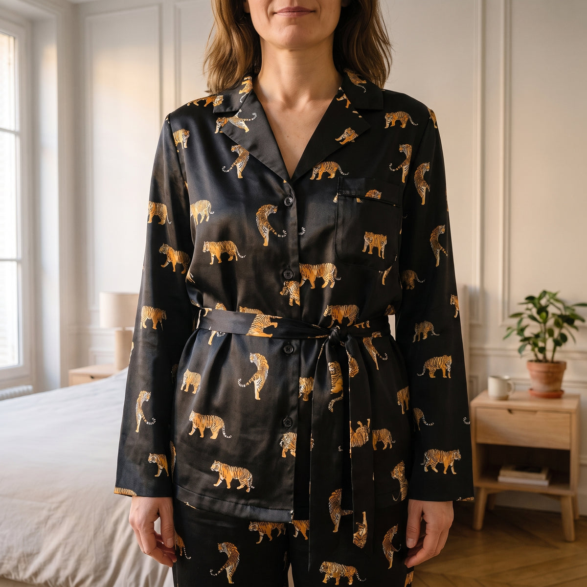Col cranté, poche de poitrine et ceinture nouée du pyjama en satin imprimé tigres, portés