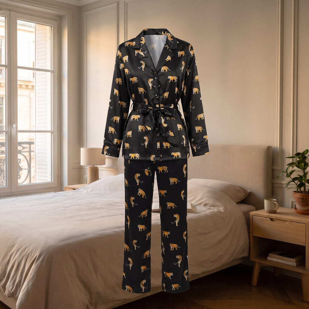 Ensemble pyjama femme en satin imprimé tigres présenté sans corps, coupe entière