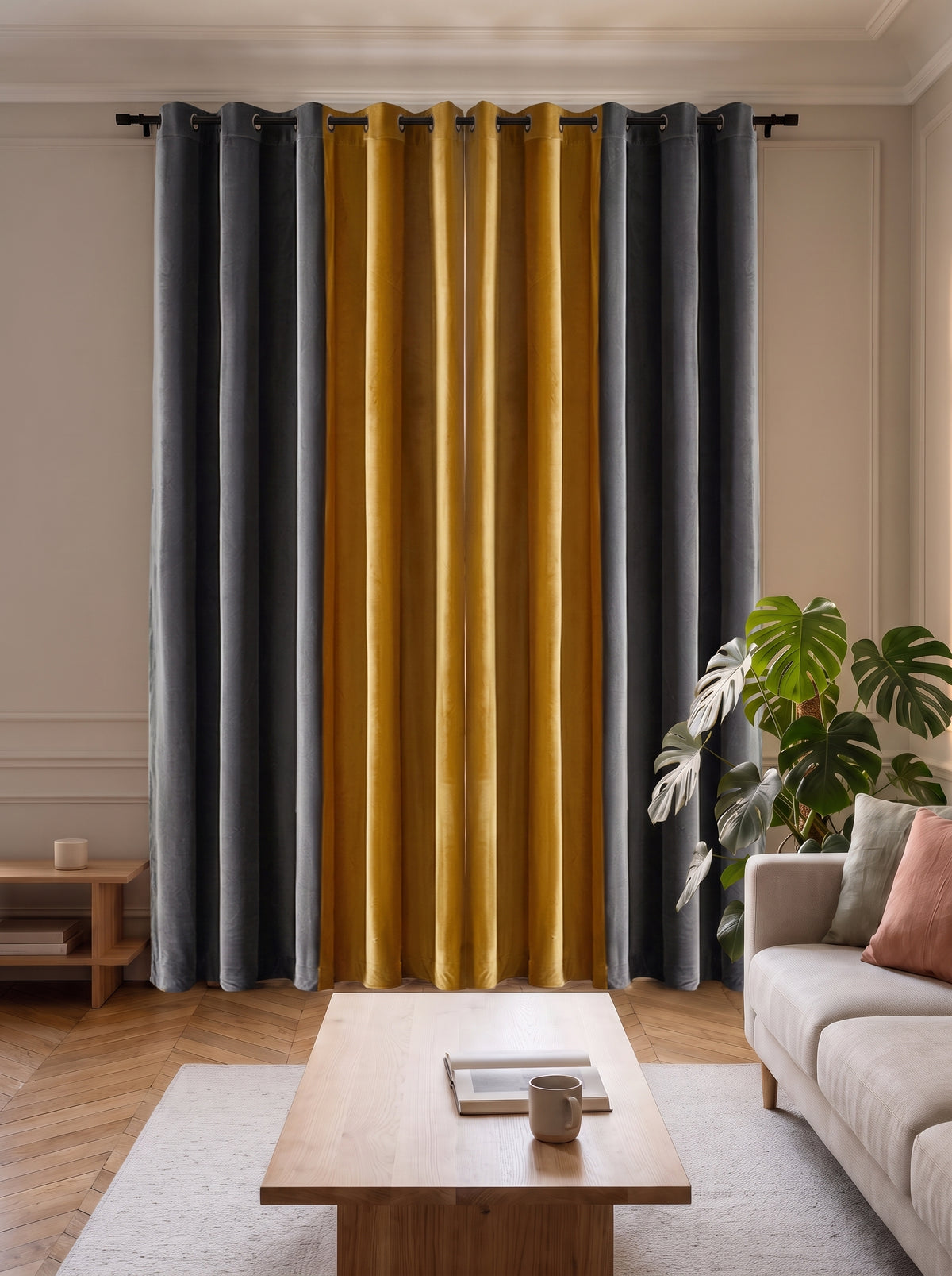 Rideau occultant en velours bi-color gris et jaune moutarde, deux pans tirés devant la fenêtre d’un salon, de la tringle jusqu’au parquet