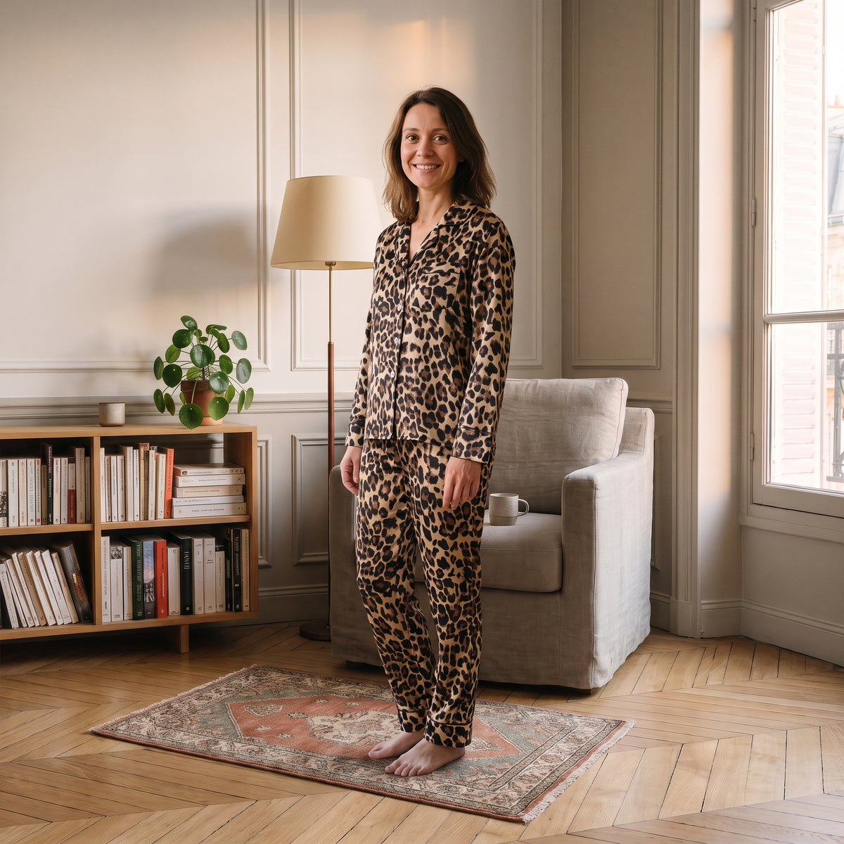 Pyjama leger femme manches longues satin imprime leopard porte