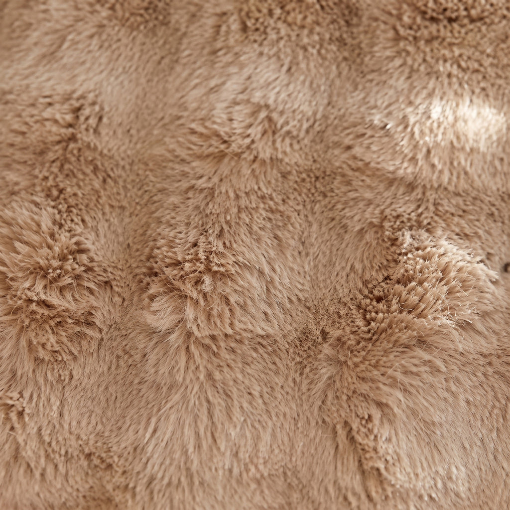 Gros plan sur le poil long et souple de la fausse fourrure beige