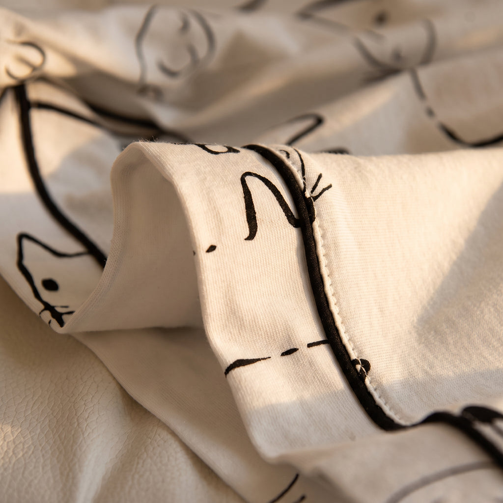 Détail du jersey de coton du pyjama femme et de son imprimé chat au trait noir