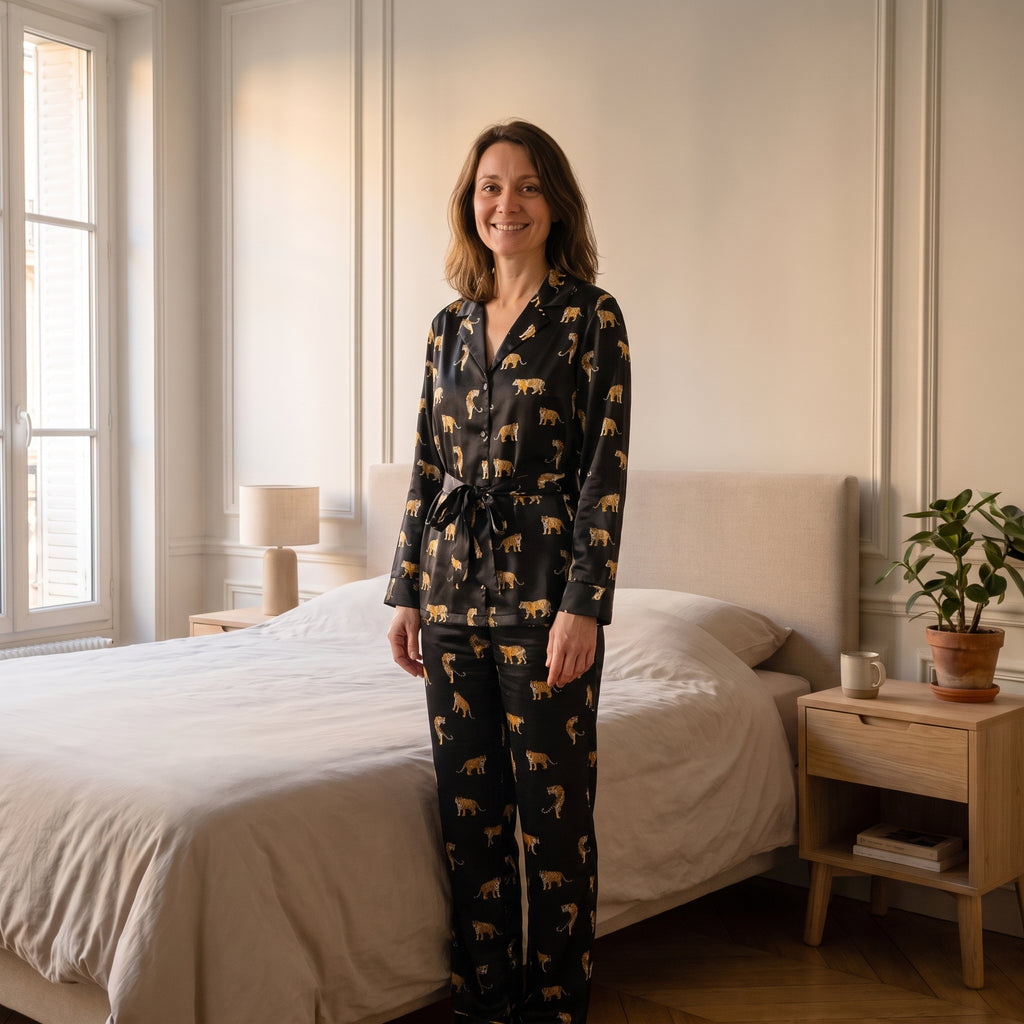 Pyjama femme en satin noir imprimé tigres porté debout dans une chambre