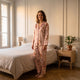 Pyjama leger femme manches longues satin rose clair fleuri porte