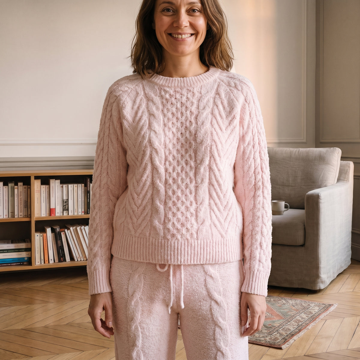 Pyjama polaire femme deux pièces rose poudré porté dans un coin lecture