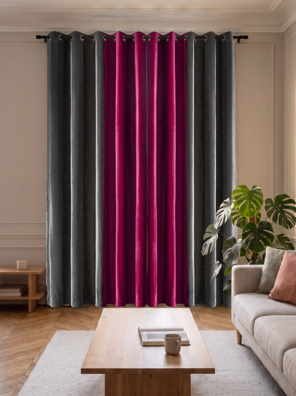 Coloris gris et rouge framboise : deux pans de velours tirés devant la fenêtre du salon, de la tringle jusqu’au parquet