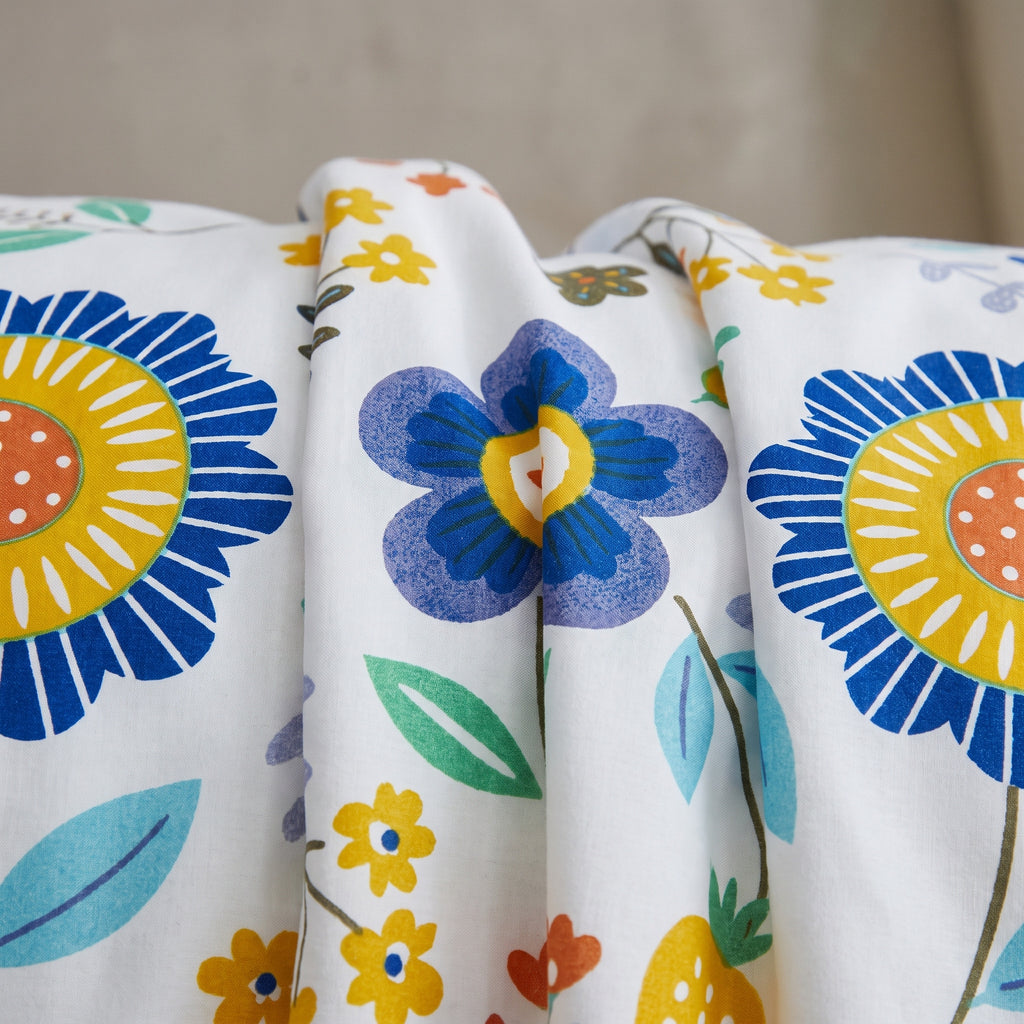 Gros plan du motif fleuri de la housse de couette, fleurs bleues et jaunes