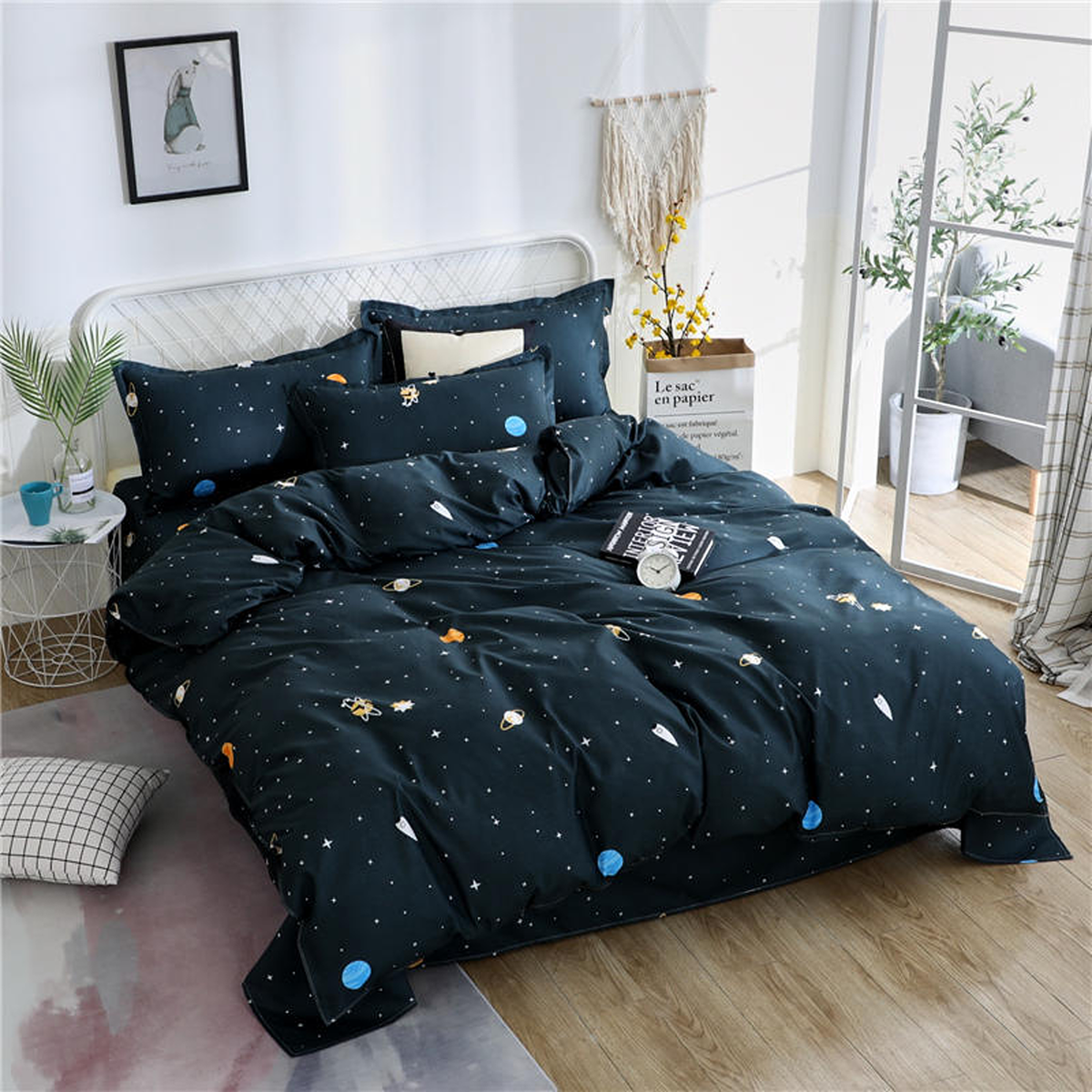 Housse de couette galactique bleu nuit à fusées et planètes sur le lit