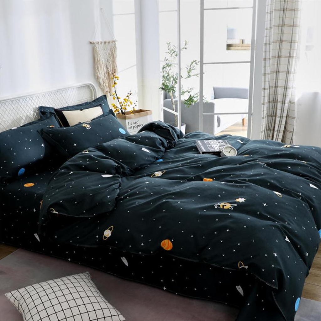 Plan rapproché de la housse de couette galactique bleu nuit