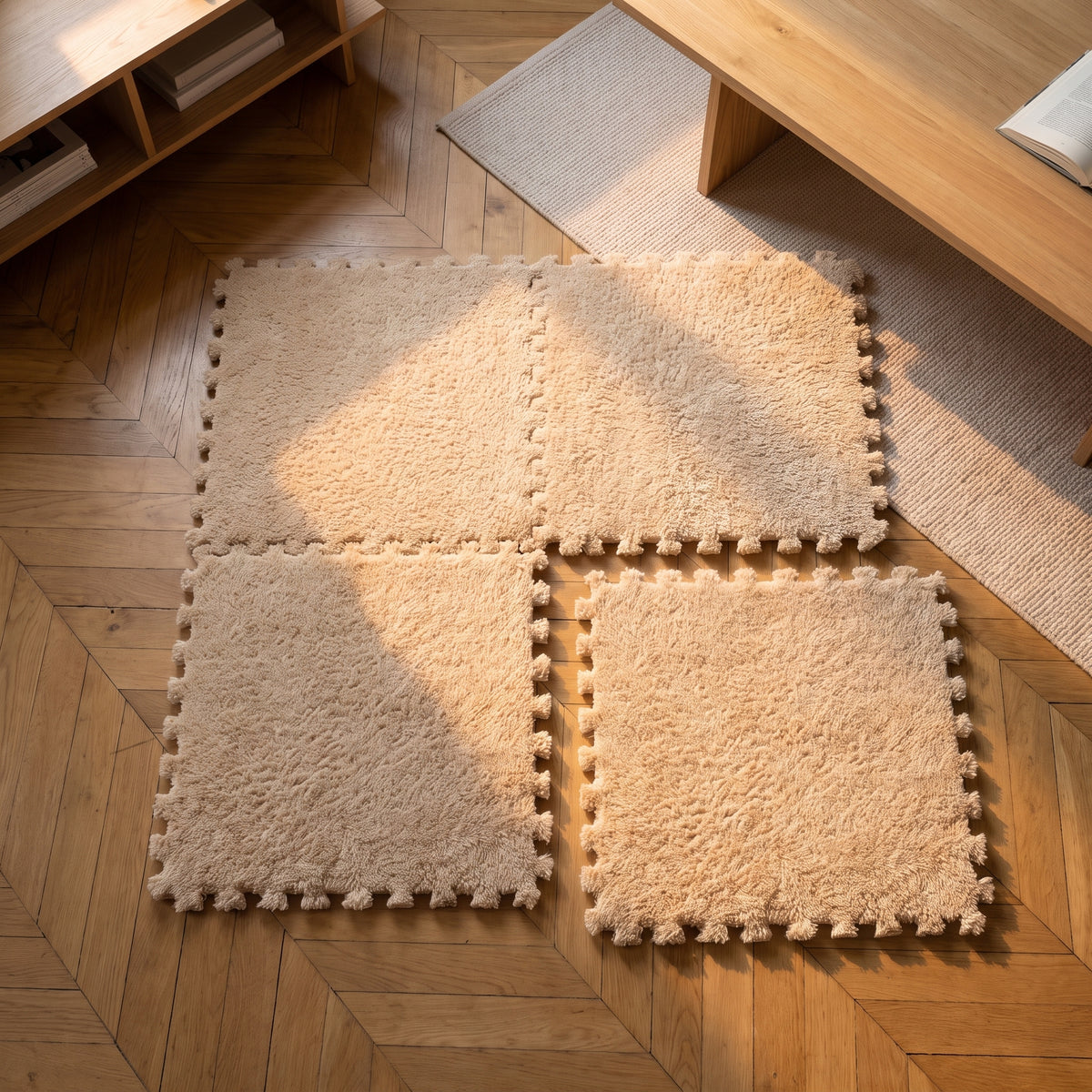 Carrés de tapis en mousse beige, dents d'emboîtement vues de dessus