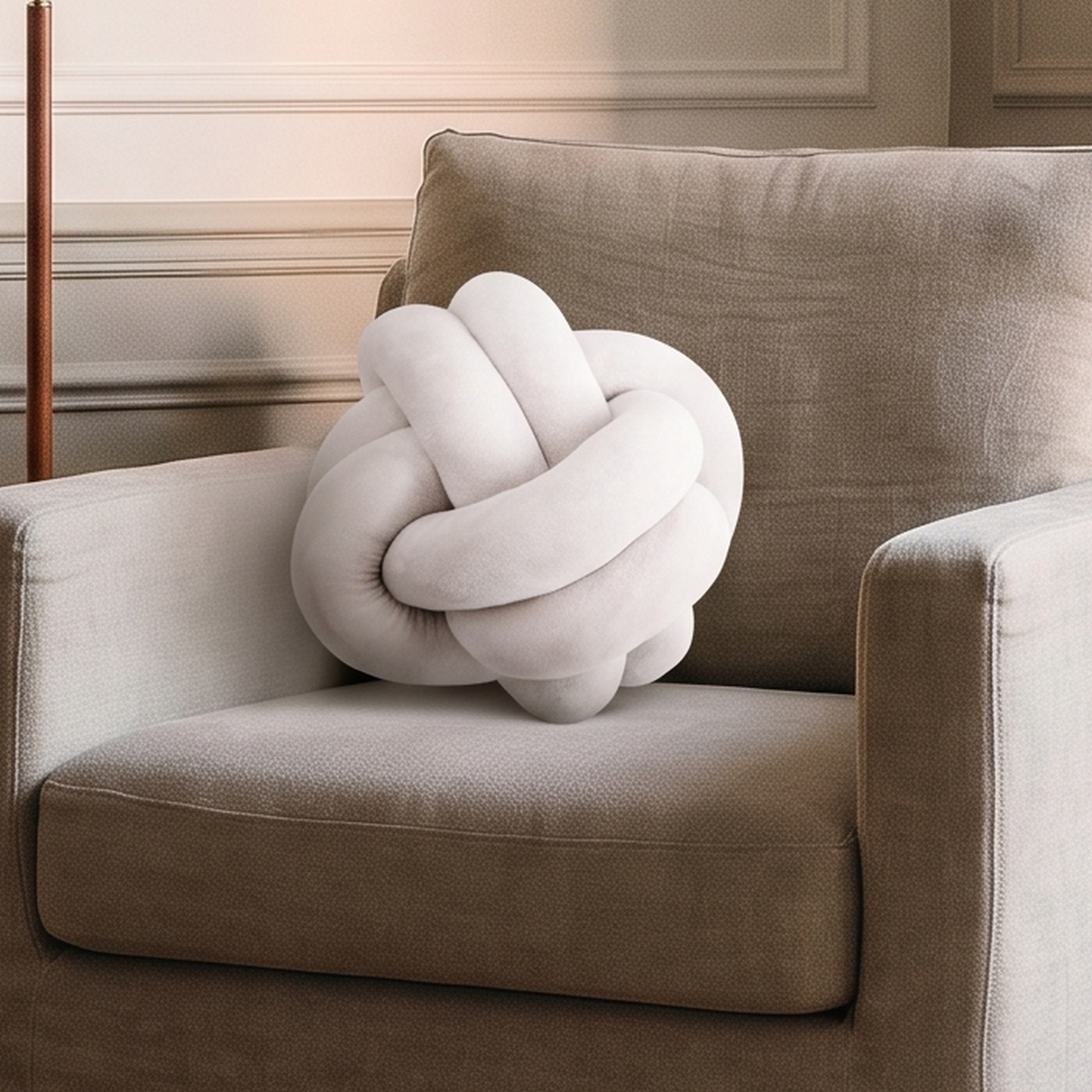 Coussin nœud marin blanc dans un fauteuil