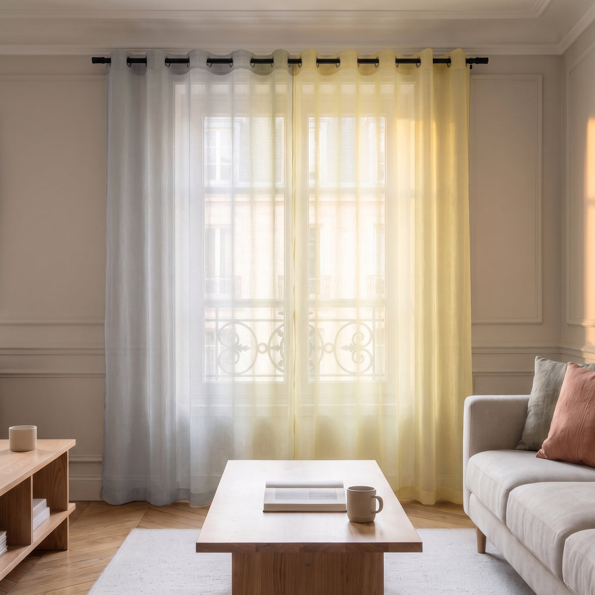 Rideau transparent en tulle dégradé gris et jaune dans le salon Moment Cocooning