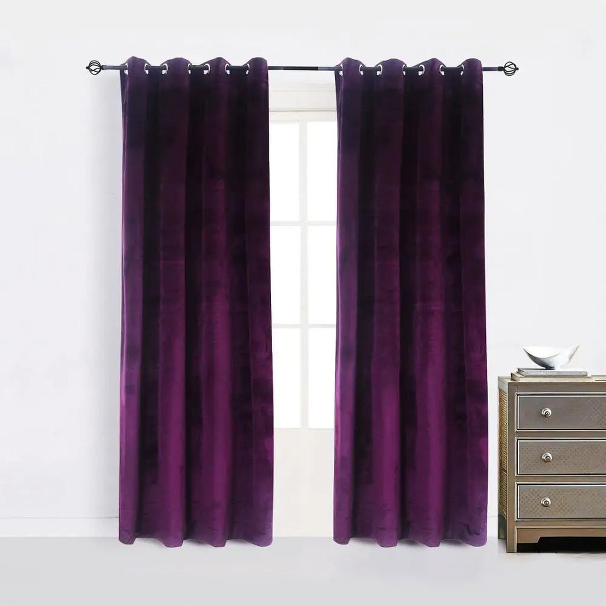 Rideau violet ouvert à œillets devant une fenêtre