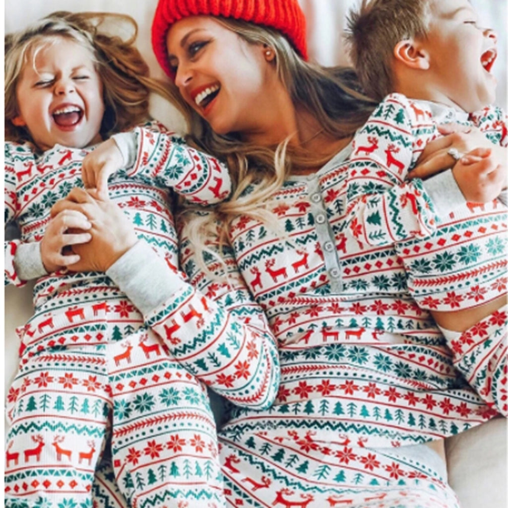 Mère et enfants en pyjamas de Noël blancs assortis à motif nordique