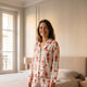 Pyjama de Noël femme écru à casse-noisettes porté à mi-cuisse