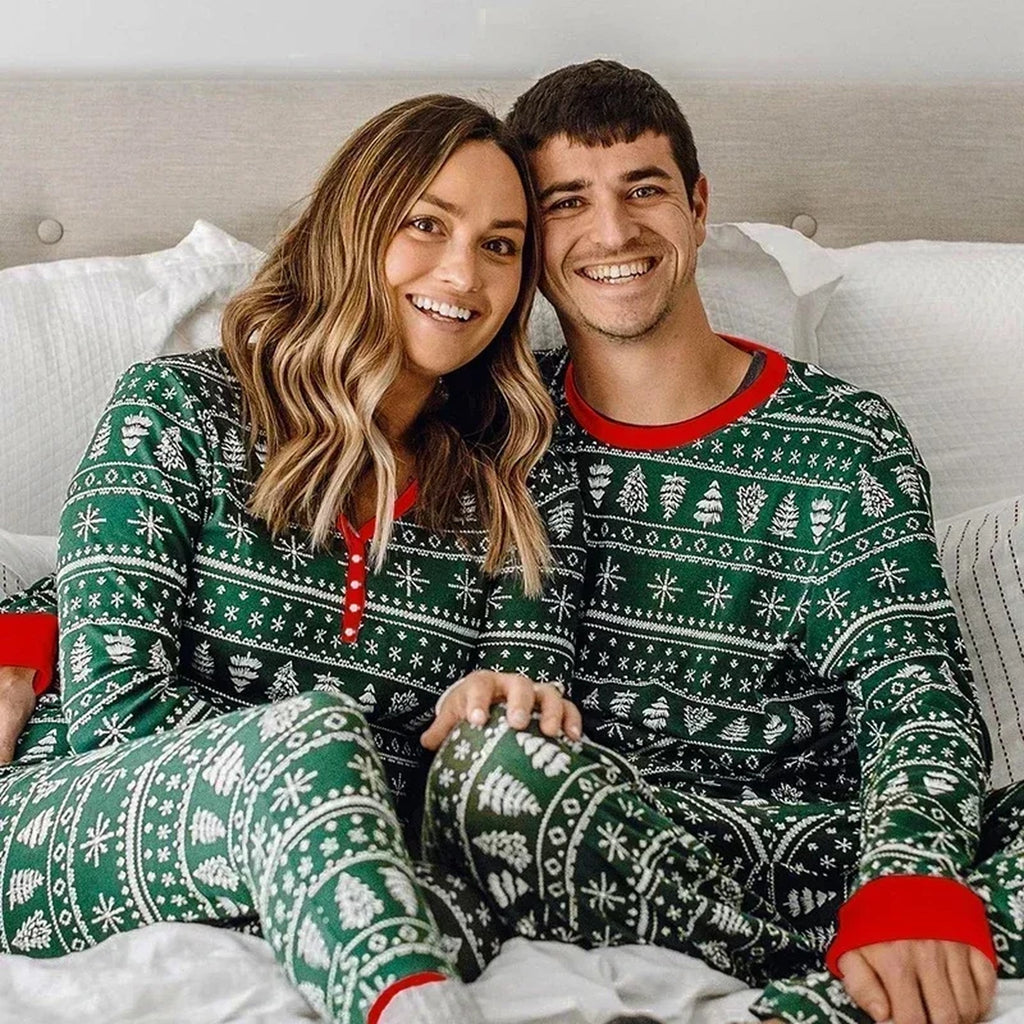 Couple en pyjama de Noël vert à flocons
