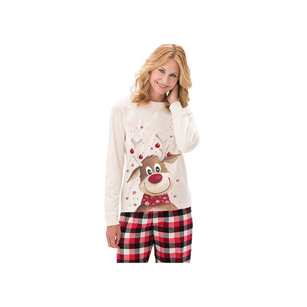 Femme portant le pyjama de Noël renne et carreaux