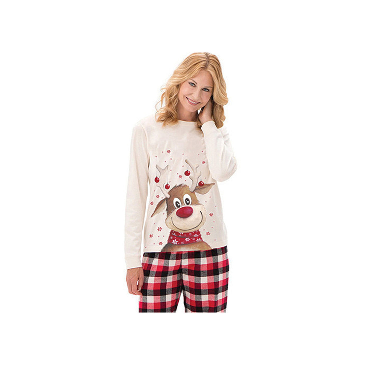 Femme portant le pyjama de Noël renne et carreaux